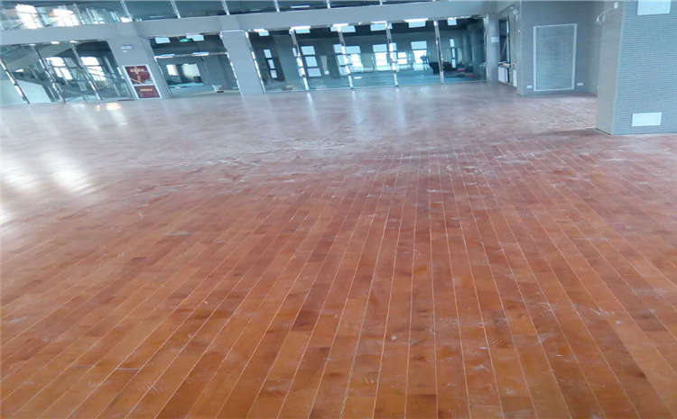 怎么才能讓籃球館運(yùn)動(dòng)木地板變亮？