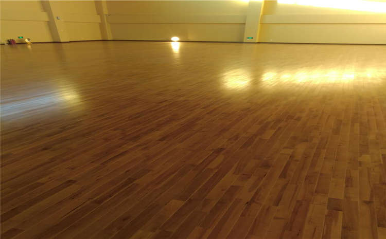 拼接板排球館木地板價格是多少錢？