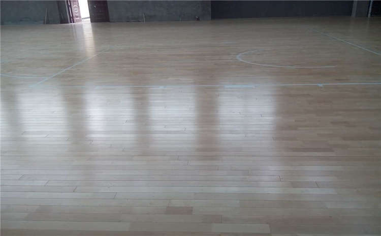 22厚木地板籃球館多少錢一平米？