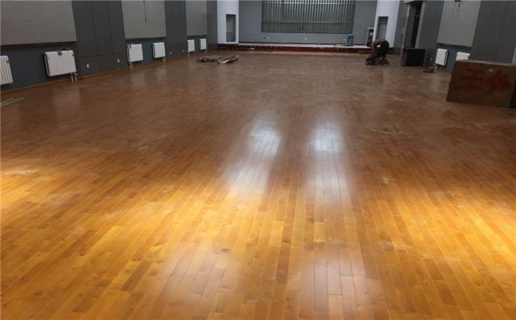 楓樺木風雨操場運動地板怎么翻新