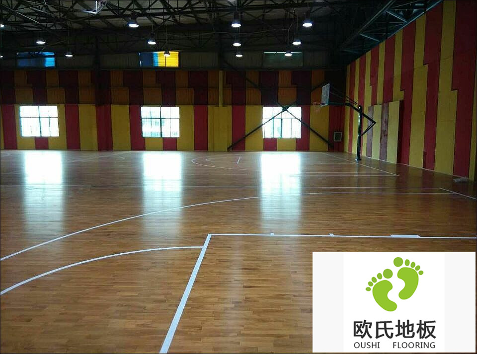 海南三亞師部國(guó)興體育俱樂(lè)部籃球館木地板竣工