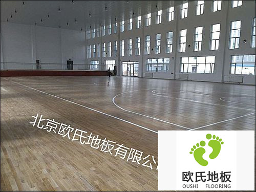 籃球館運(yùn)動(dòng)木地板場地劃線的工藝方法