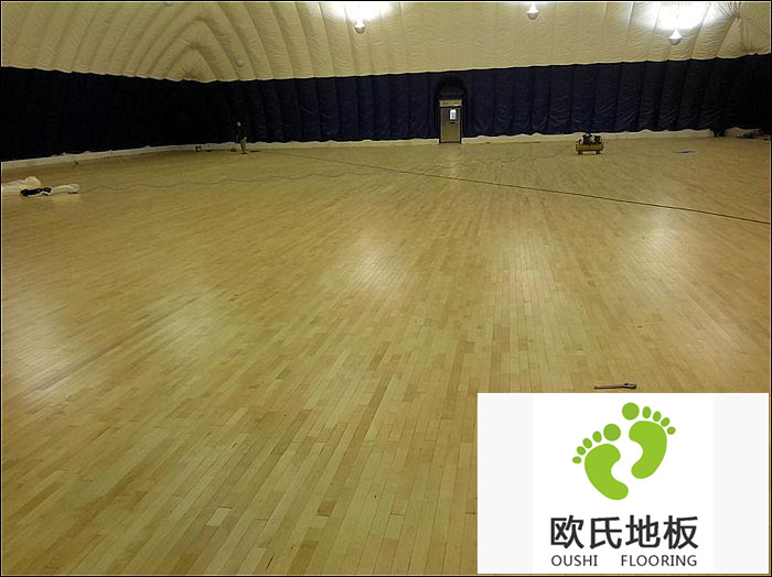 體育館地板的保護(hù)層起什么作用？